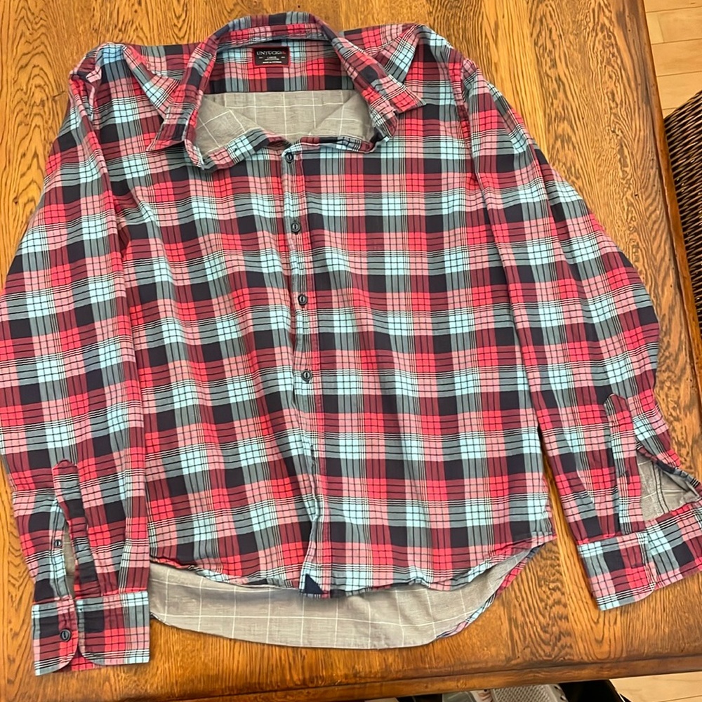 Men’s untuckit.